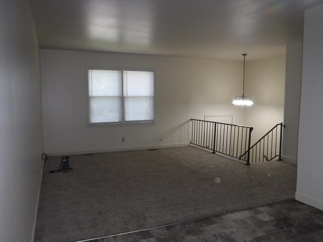 506 E Pawnee Living Room - 506 E Pawnee St