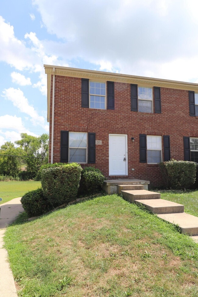 Photo - 215 Elkchester Cir