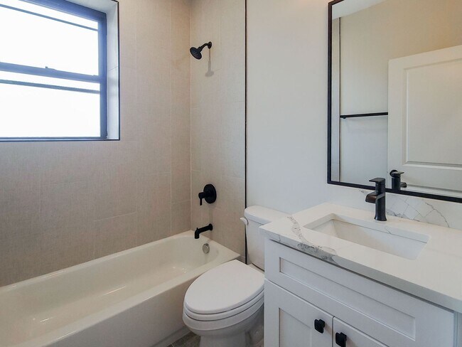 Photo - 4409 N Seeley Ave Unidad 2020-2B