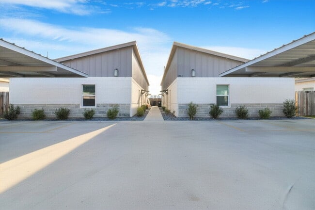 Building Photo - 1634 Playa Dr Unit Apt 4
