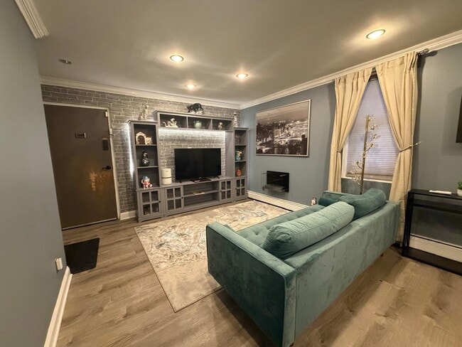 Building Photo - 817 10th St Unit 1C