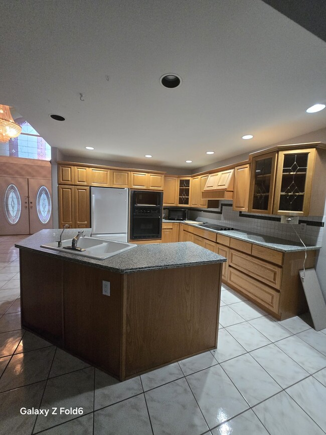 Photo - 17304-17396 96 Ave