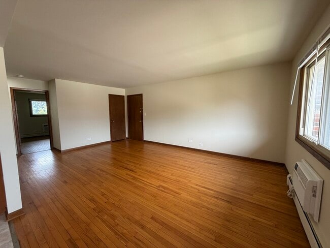 Photo - 826 N Milwaukee Ave