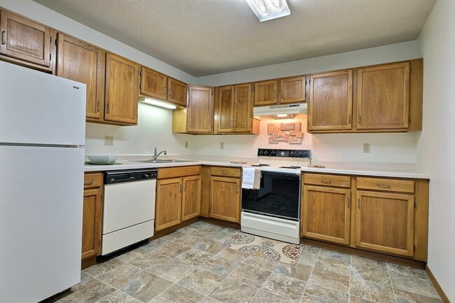 Fargo, ND Southgate Apartments | Kitchen