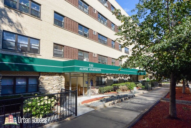 Building Photo - 531 W Aldine Ave Unit M03B Rental