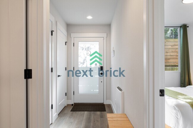 Photo - Chic Urban Living: 2-Bed, 2-Bath Townhouse Retreat in Seattle's Heart!