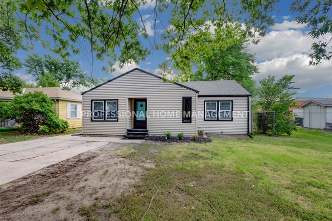 Spacious 4 bedroom home with 2 car garage - Spacious 4 bedroom home with 2 car garage
