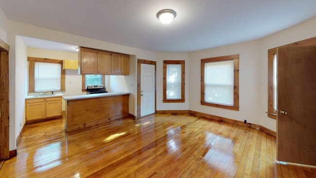 Building Photo - 250 Forest Ave Unit 1