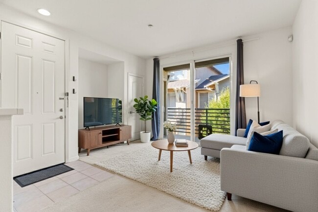 Building Photo - Modern, Private 2 Bed/2 Bath Townhouse wit...