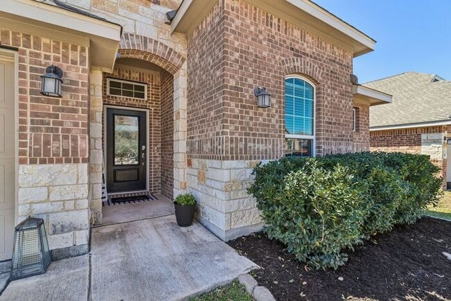 Photo - Spacious 1.5 Story Home with a Versatile F...