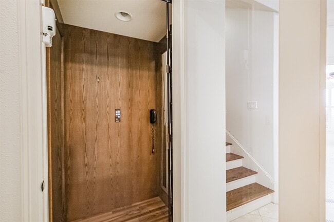 Photo - 407 W Bell St