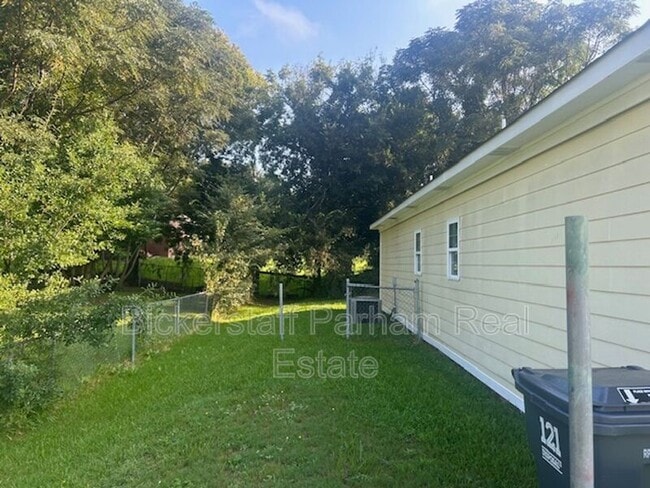 Building Photo - 806 N Railroad St Unit A Rental