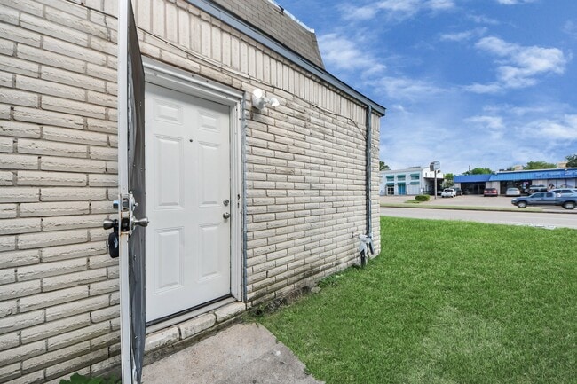 Building Photo - 12068 Beechnut St Unit C