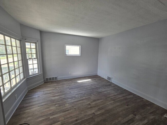Photo - 4008 Ardmore Ave Unit 2 - DN Right/West