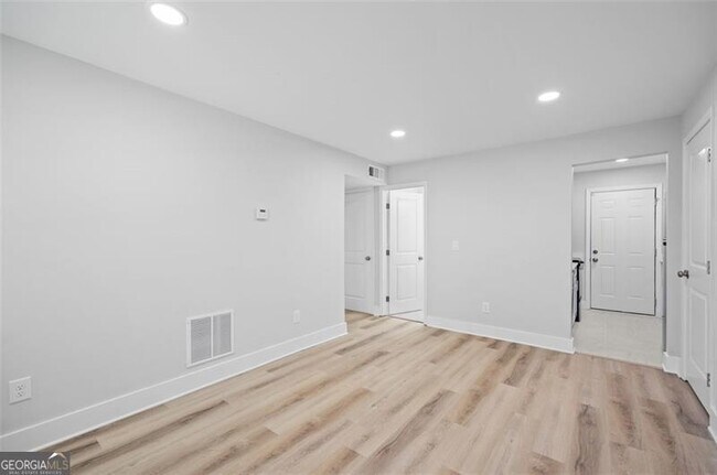 Photo - 1060 Oak St SW