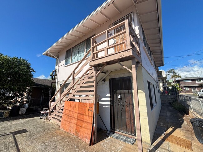 Building Photo - 1508 Sing Loy Ln Unit Downstairs Rental