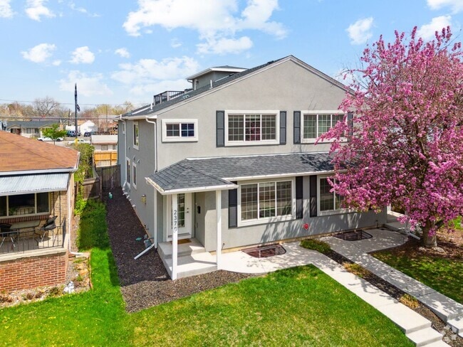 Building Photo - Modern 3BD Townhome w/ a Rooftop Deck!