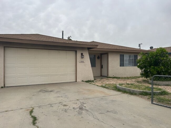 Building Photo - Please call Vaughn Realty, 760-446-6561 to set up an appointment.