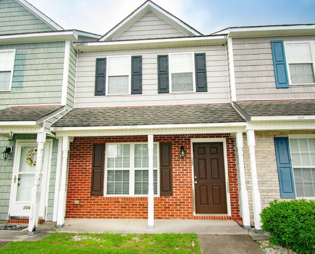 Building Photo - 2 Bedroom 2 Bathroom Townhome- Pets Allowed!