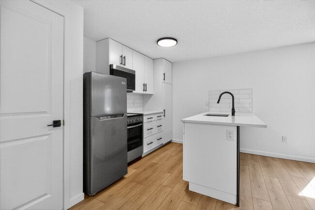 Building Photo - 12116-12143 43 St NW Unit 12116 GAR
