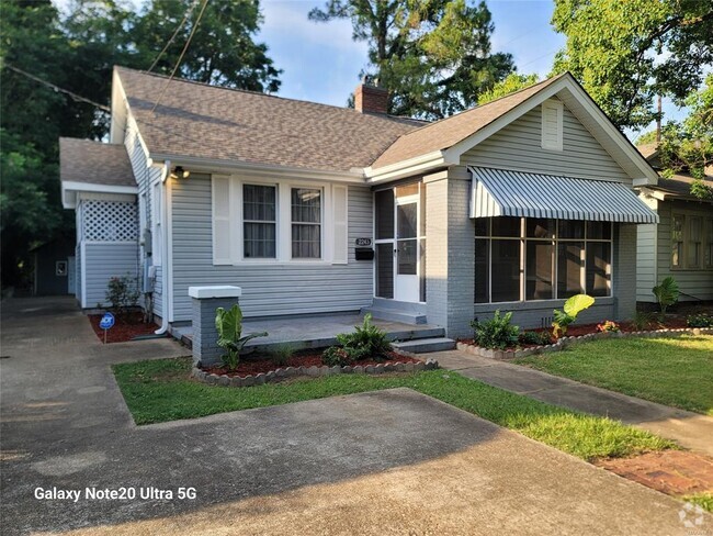 Building Photo - 2243 Winona Ave Rental