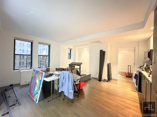 Building Photo - 1 bedroom 1 bathroom KING SIZE with washer and dryer.