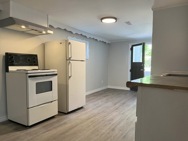 Building Photo - 259 Sidney St Unit B