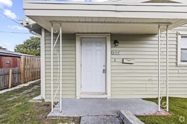 Building Photo - 3717 Pinewood Ave Rental