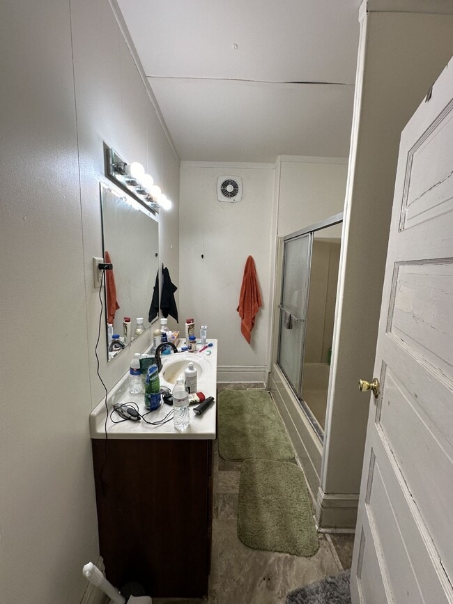 Photo - 5 Bed 2 Bath close to UWEC available June ...