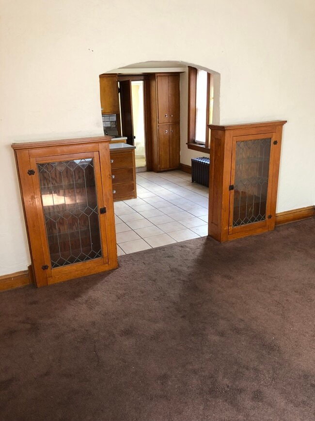 Armarios y muebles empotrados con vidrieras. - 2346 122nd St Unidad Two Front