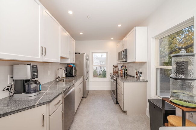 Building Photo - 363 Miller Ave Unit #6