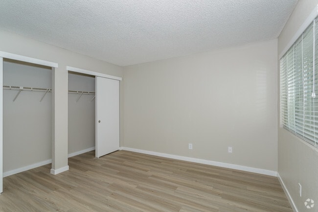2BR, 1BA - 735 SF