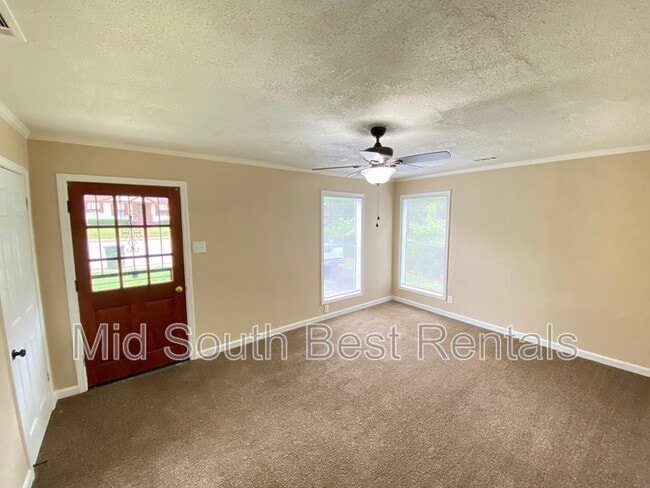 Photo - 1547 Delano Ave