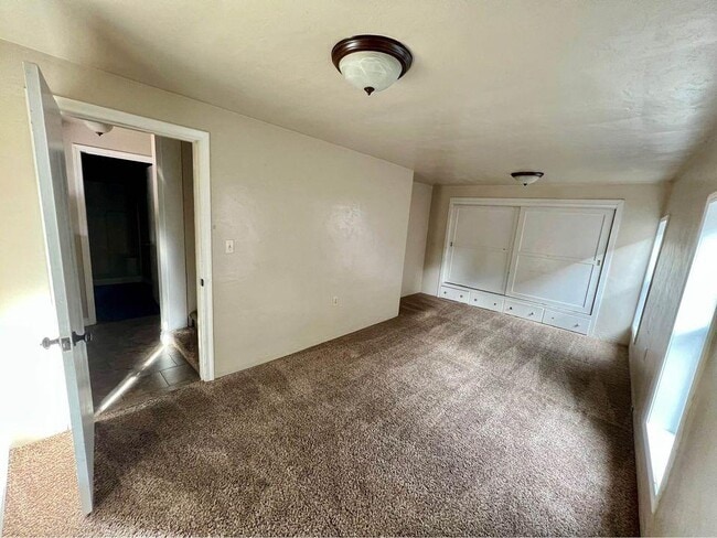 Photo - 230 SW Spring St