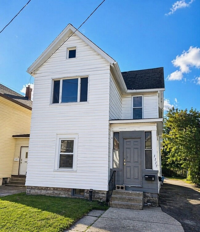 Building Photo - 1117 E 9th St Unit 2