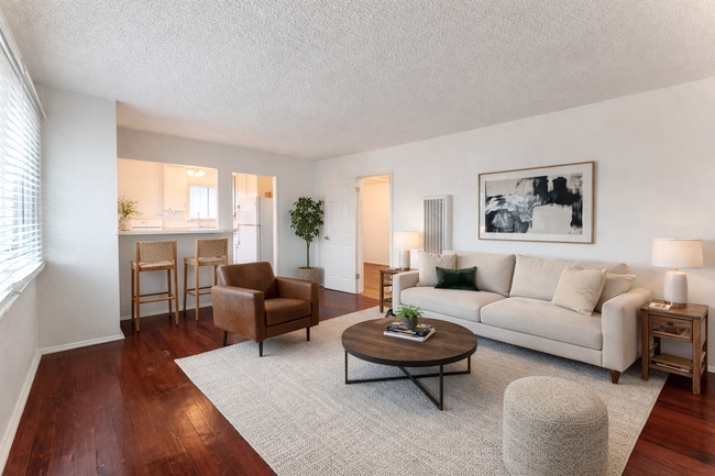 Building Photo - 906 Edgewood St Unit 2