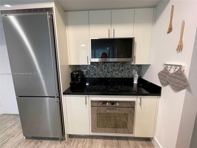 Photo - 92 SW 3rd St Unidad 2302
