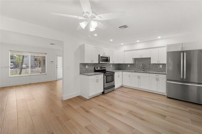 Building Photo - 35 NW 49th Ave Unit Rear