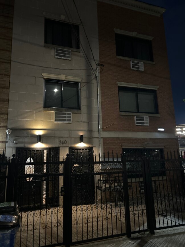 Front of Building - 360 Linden St Apartamentos Unidad 1