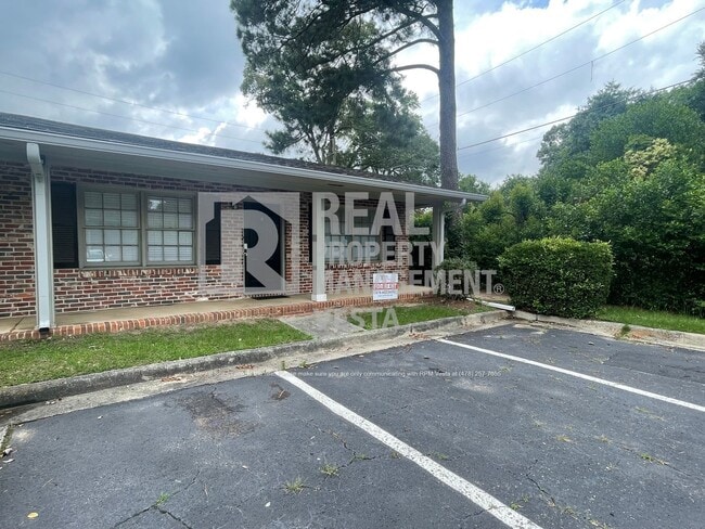 Building Photo - 406 Russell Pkwy Unit 8