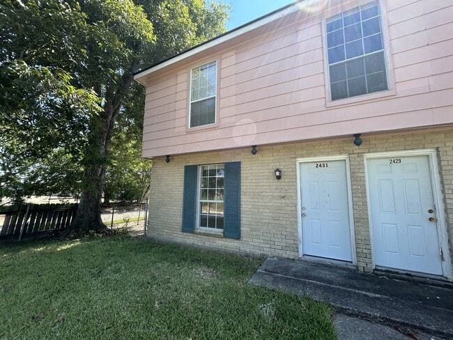 Building Photo - 2431 Octavia Dr