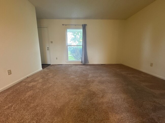 Photo - Spacious 3 Bed / 2 Bath Duplex in Lebanon – Comfortable Living with Convenient Location