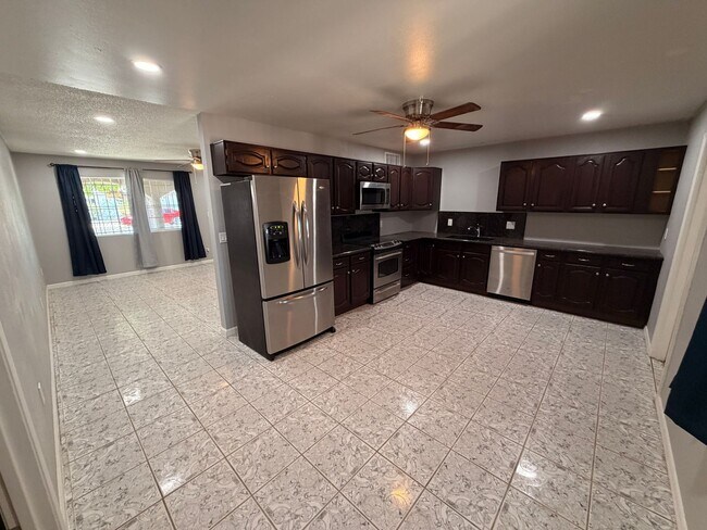 Photo - Single Story *NO* Carpet + *NO* HOA Avondale Home For Rent!