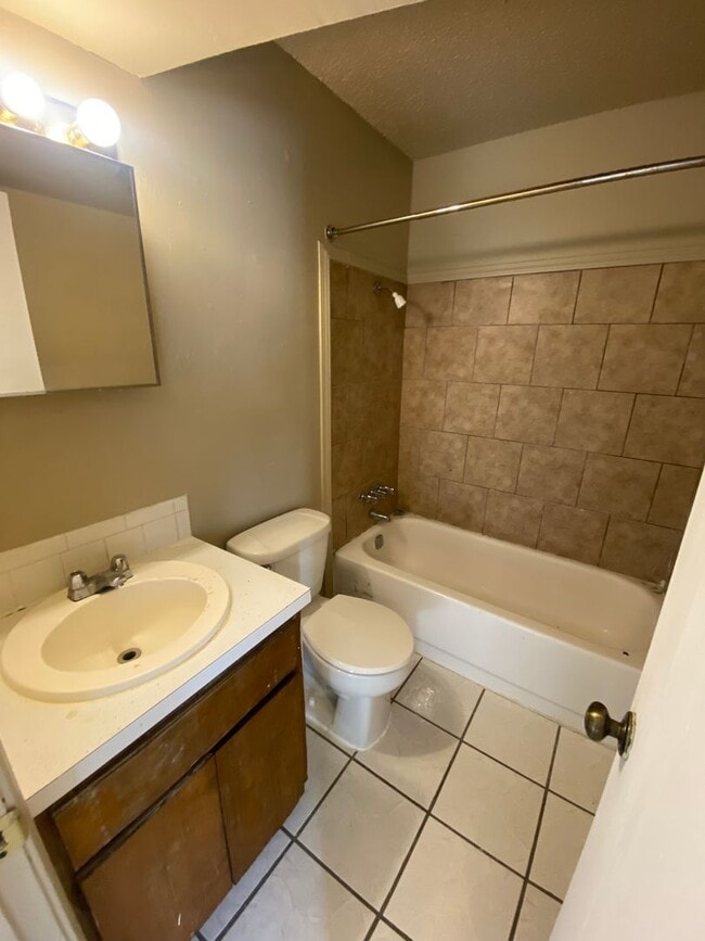 Photo - 207 N 37th St Unidad 207 N. 37TH  B