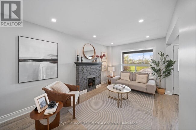 Photo - 305 Weir St N