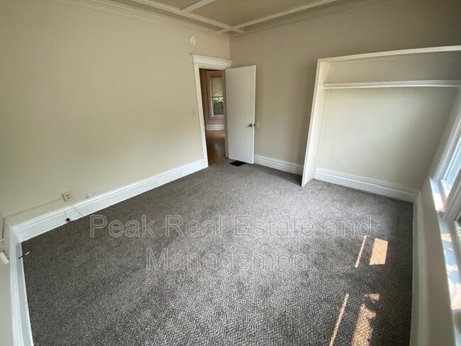 Photo - 855 Alexander St SE