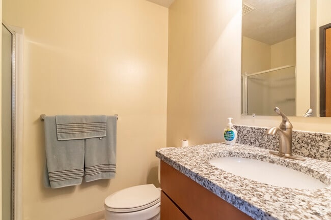 2BR, 2BA - 950SF - Bathroom 1