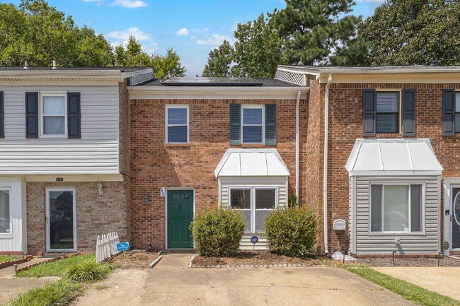 Building Photo - Townhouse w/Solar
