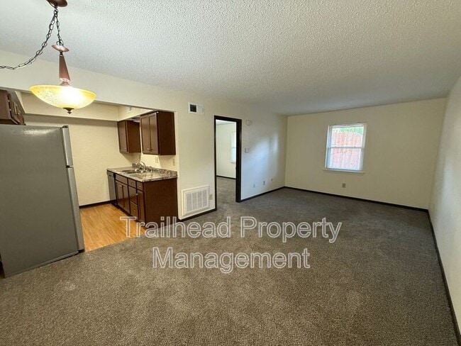 Building Photo - 816 E Walnut St Rental