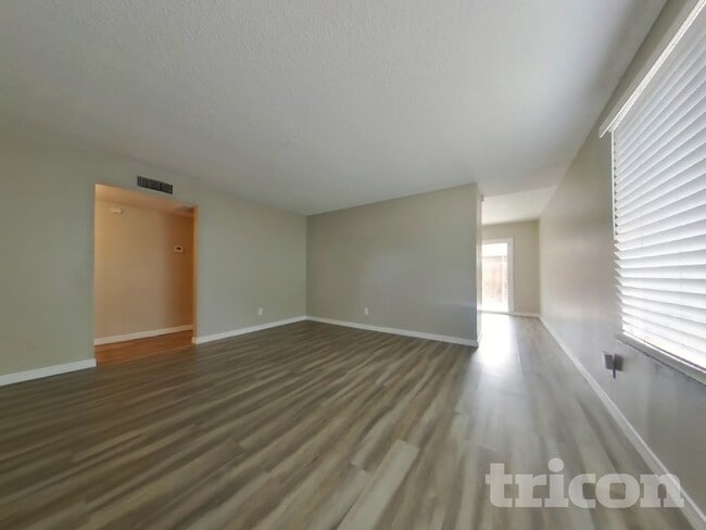 Photo - 1205 E Grove Cir